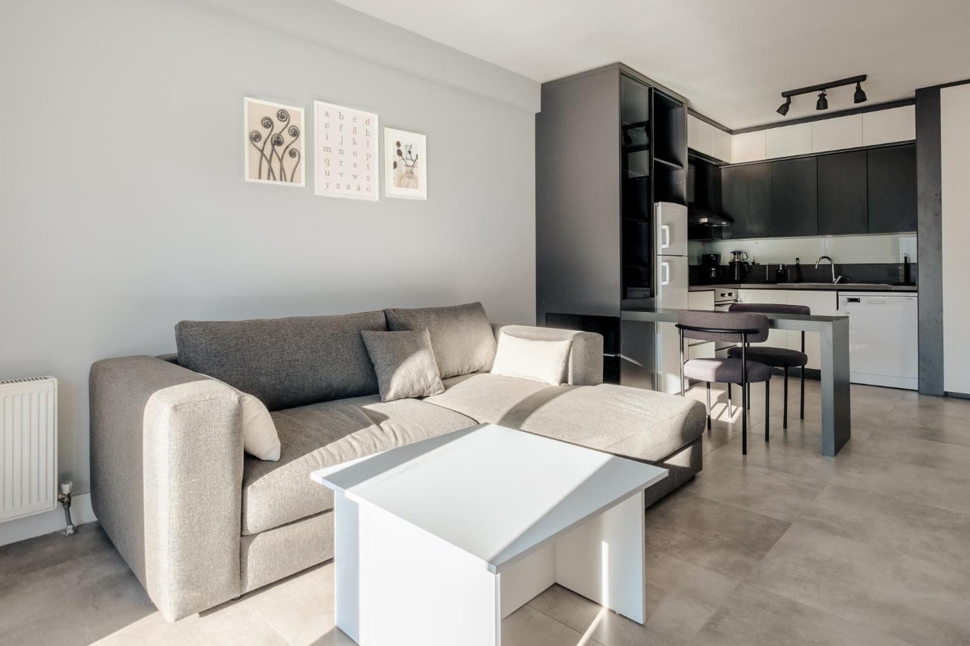 Daire Luminous Flat 7 Min To Arcadium Mall In *